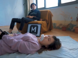 Cưỡng địt con gái xinh đẹp của chủ nhà